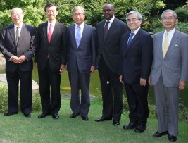 （左から）松澤理事長、丸山部長、関山委員長、マイナ大使、加藤理事、湯下専務