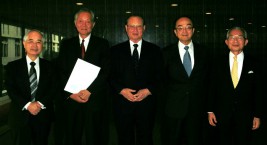 （左から）山口委員長、堀之内新駐カンボジア大使、松澤理事長、隈丸前駐カンボジア大使、湯下専務理事