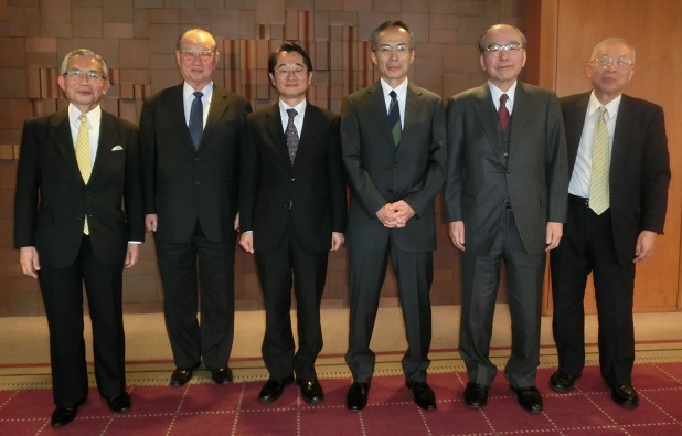 （左から）湯下専務理事、松澤理事長、清水前駐モンゴル大使、高岡新駐モンゴル大使、山口委員長、城所顧問