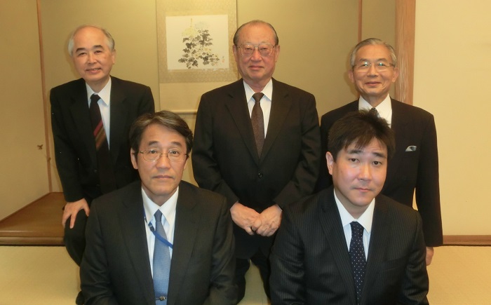 （前列左から）梅田駐ベトナム大使、外務省・宮本課長（後列左から）山口委員長、松澤理事長、湯下専務理事