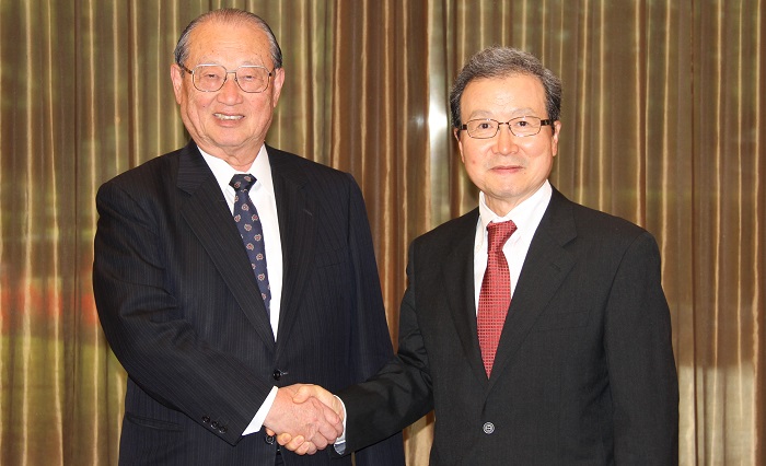 松澤理事長と握手をする程永華駐日中華人民共和国大使