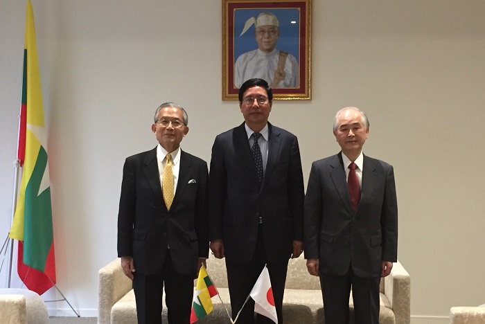 （右から）山口団長、トゥレイン・タン・ズィン駐日ミャンマー大使、湯下専務理事