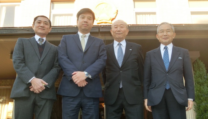 （左から）ティエン参事官、ソン公使、中垣団長、湯下顧問