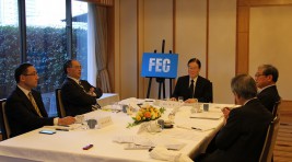 森本敏FEC日米文化経済委員会顧問をモデレーターに、座談会の様子