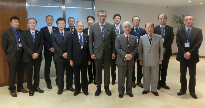 隅良太郎ミャンマー日本商工会議所会頭（中央）に面会した訪問団