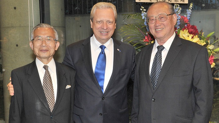 5月9日のＥＵデーのレセプションにてブドゥラ駐日ＥＵ大使（中央）、松澤理事長（右）、湯下専務理事（左）