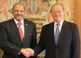 スジャン・Ｒ・チノイ駐日インド大使（左）と松澤ＦＥＣ理事長