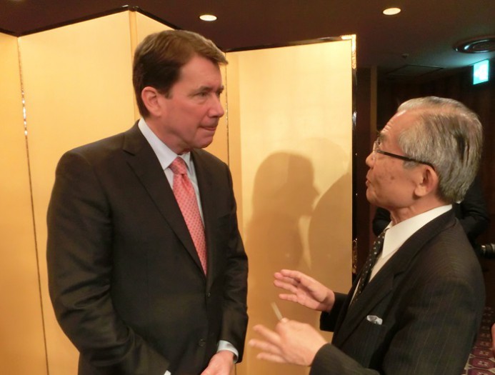 ウィリアム・Ｆ．・ハガティ新駐日米国大使（左）