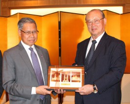 ダト・セリ・ムスタパ・モハメド・マレーシア国際貿易・産業大臣（左）と松澤理事長