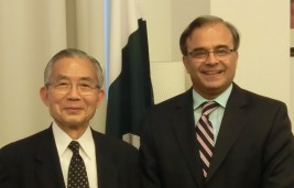 アサド・マジード・カーン駐日パキスタン・イスラム共和国大使（右）
