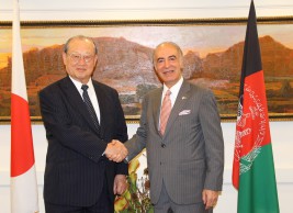 バシール・モハバット駐日アフガニスタン大使（右）