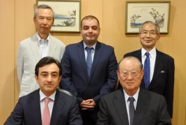 (前列左から)ギュルセル・グドラト・オグル・イスマイルザーデ駐日アゼルバイジャン大使、松澤理事長(後列左から)田丸参与、タリボフ参事官、湯下専務理事