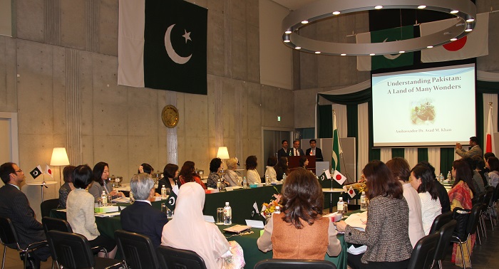 パキスタン大使館にてカーン大使の講演を聞く研修参加者たち