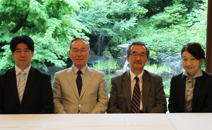 (左から)植木安弘氏、大島賢三氏、赤阪清隆氏、嘉治美佐子氏