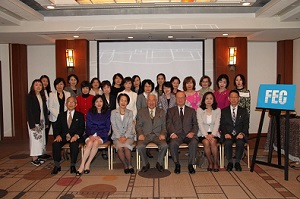 小倉和夫日本財団パラリンピックサポートセンター理事長（中央）を囲んで