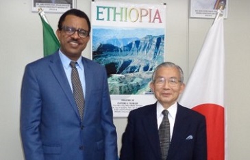 カサ・ガブラヒウォット駐日エチオピア大使(左)