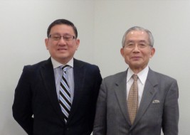タン駐日シンガポール共和国大使(左)
