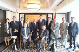 エルベグドルジ大統領を囲んで