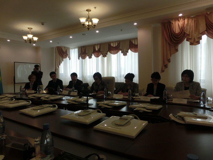 カイルベコヴ・カザフスタン保健大臣(中央)