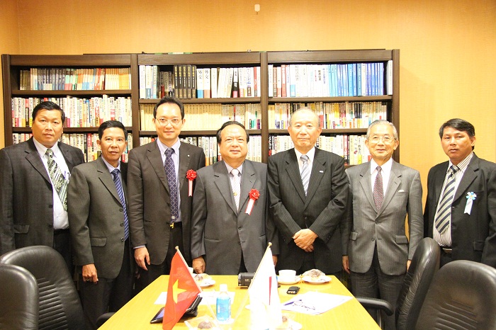 トイ・ベトナム・カマウ省知事一行との記念撮影