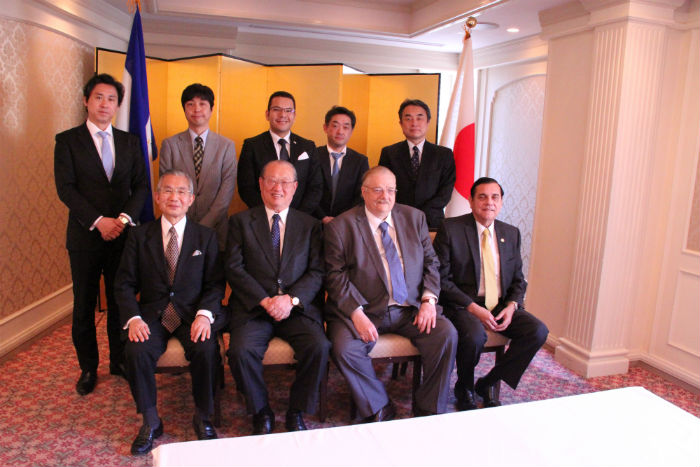 前列右からサウル・アラナ・カステジョン大使、ポール・オキスト大臣、松澤理事長、湯下専務理事