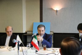 アラグチ・イラン外務事務次官（中）