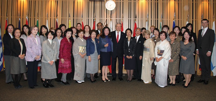 ヨーロッパハウスにて、ブドゥラ駐日EU大使を囲むLFEC東京研修の一行