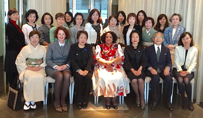 シスル駐日南アフリカ大使(前列中央)を囲んで