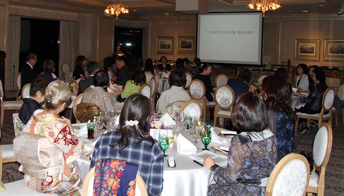 LFEC東京研修の夕食懇談会。スライドを使用して講演が行われた