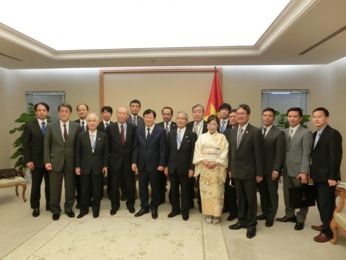 チン・ディン・ズン副首相を囲んで