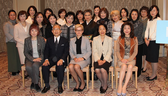 トレイヤ=マスィー駐日ラトビア大使を囲んで