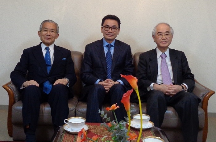 ウン・ラチャナ駐日カンボジア大使(中央)