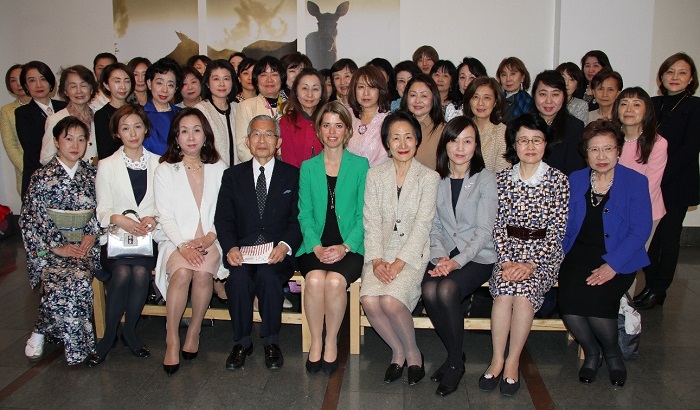 ヴィクトリア・フォシュルンド=ベラス駐日スウェーデン公使参事官(前列中央)を囲み記念撮影