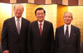 チュオン・タン・サン・ベトナム社会主義共和国元国家主席(中央)