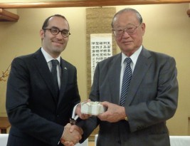 ニコラ・レンツィ・サンマリノ共和国外務・政務・司法長官(左)