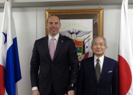 ペレ駐日パナマ大使(左)